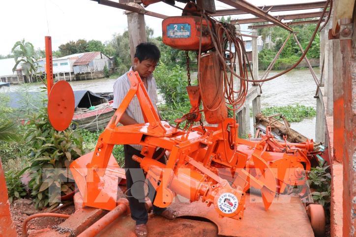 Một người Tiền Giang sáng chế ra máy đắp bờ đê, bờ ruộng trồng rất ngầu, ai đến xem cũng phục sát đất - Ảnh 1.