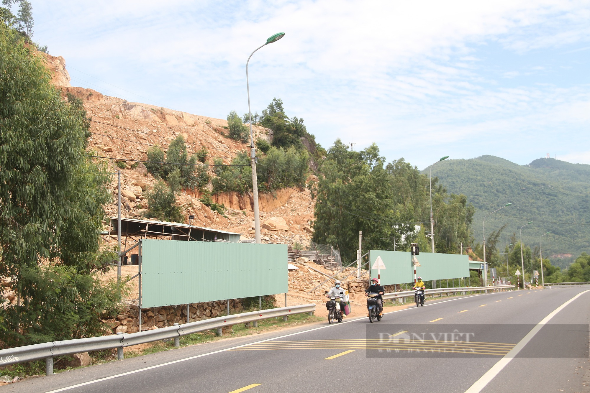'Cận cảnh' san ủi đồi núi, dựng rào chắn nguy cơ sạt lở ở các dự án đang được tỉnh Bình Định rà soát - Ảnh 4.