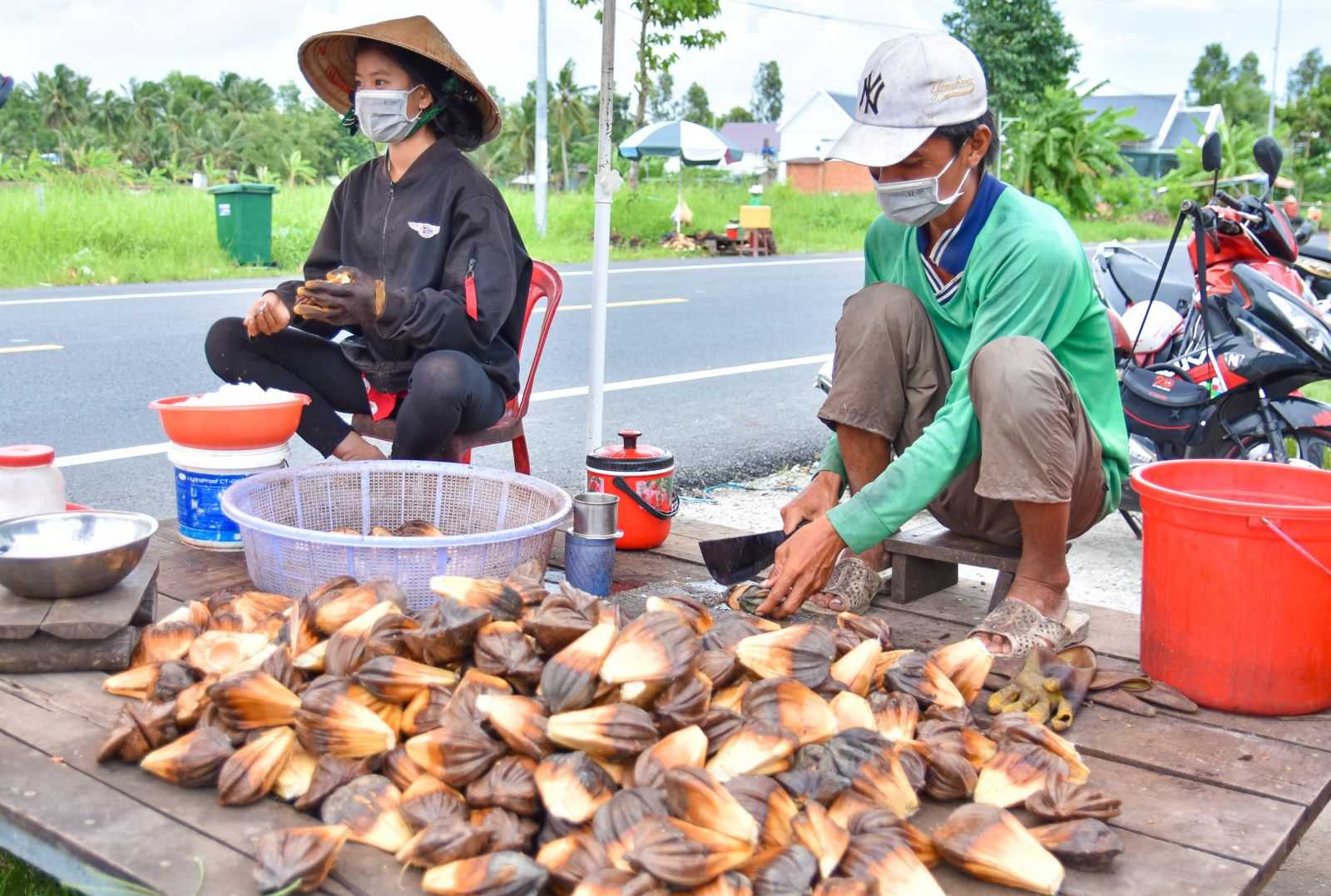 Dân Miệt Thứ sống khỏe với nghề bán trái dừa nước - Ảnh 7.