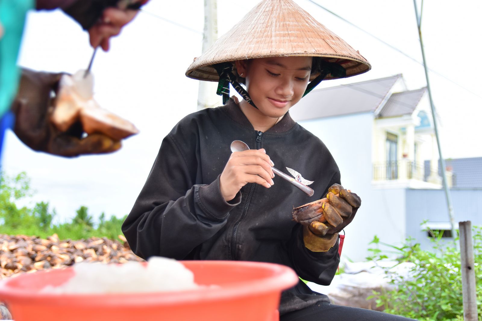 Dân Miệt Thứ sống khỏe với nghề bán trái dừa nước - Ảnh 8.