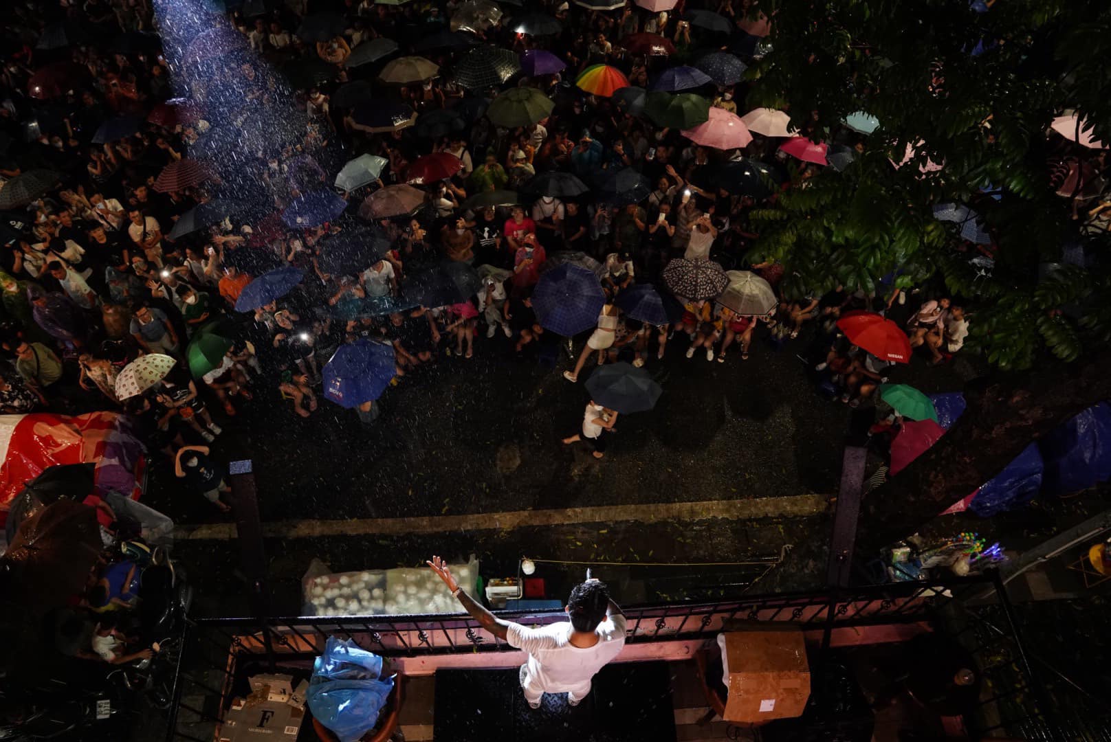 Ca sĩ Tuấn Hưng xúc động chia sẻ khoảnh khắc hàng nghìn khán giả đội mưa nghe hát dưới ban công nhà riêng - Ảnh 5.