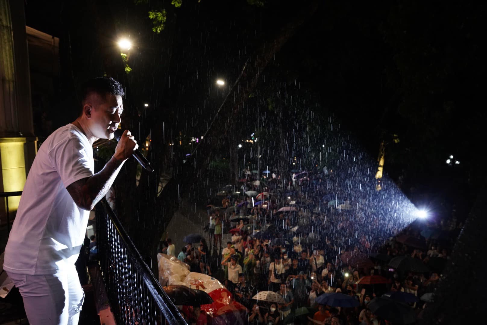 Ca sĩ Tuấn Hưng xúc động chia sẻ khoảnh khắc hàng nghìn khán giả đội mưa nghe hát dưới ban công nhà riêng - Ảnh 4.