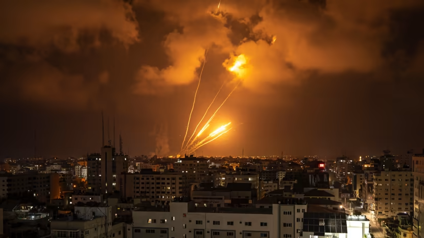 Chết chóc gia tăng khi Gaza tiếp tục hứng 'mưa' bom và tên lửa, Israel cảnh báo lạnh người - Ảnh 1.