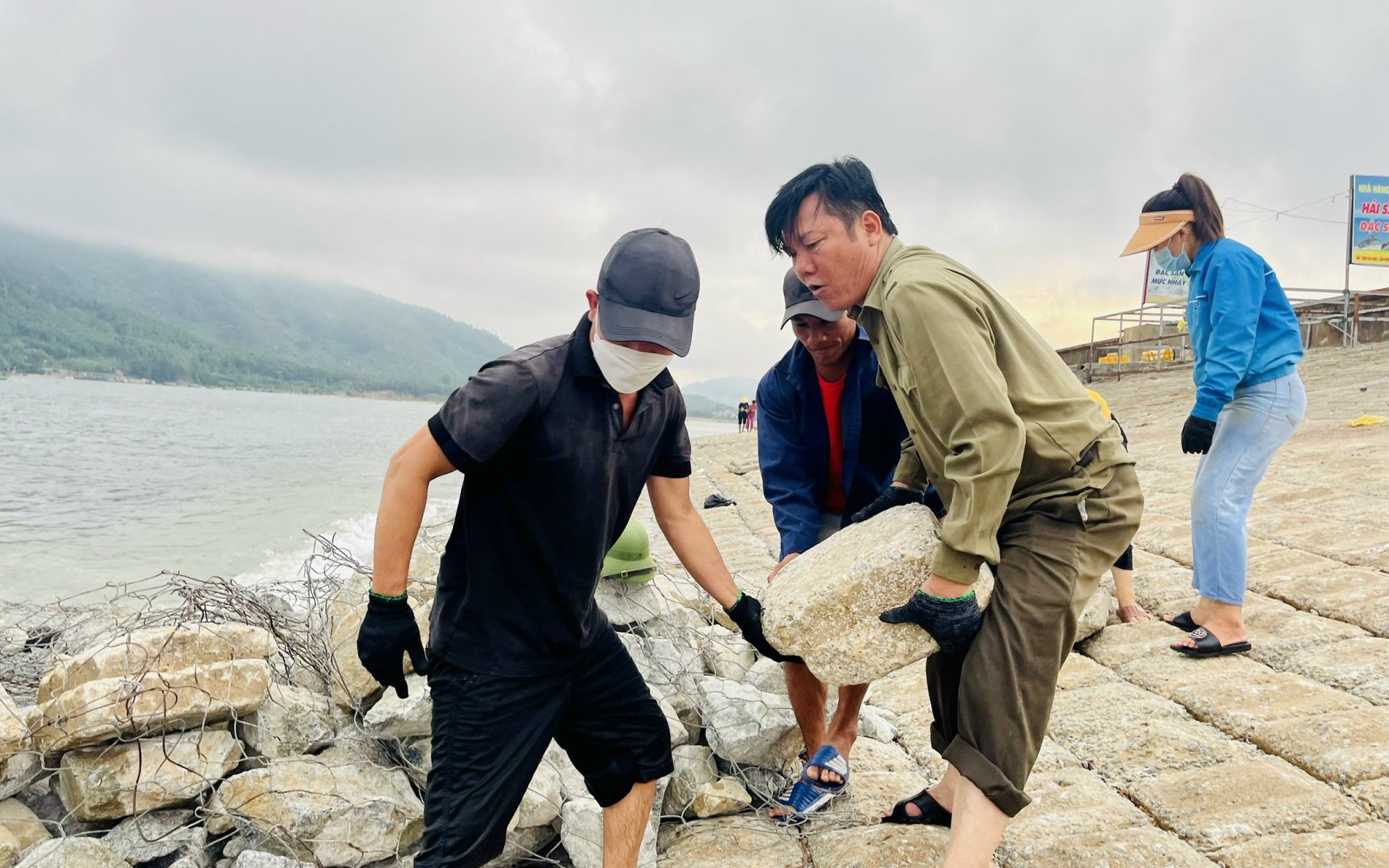 Hà Tĩnh: Mưa bão cận kề, lãnh đạo xã Cẩm Nhượng cùng 500 người dân gia cố tuyến kè biển bị sạt lở