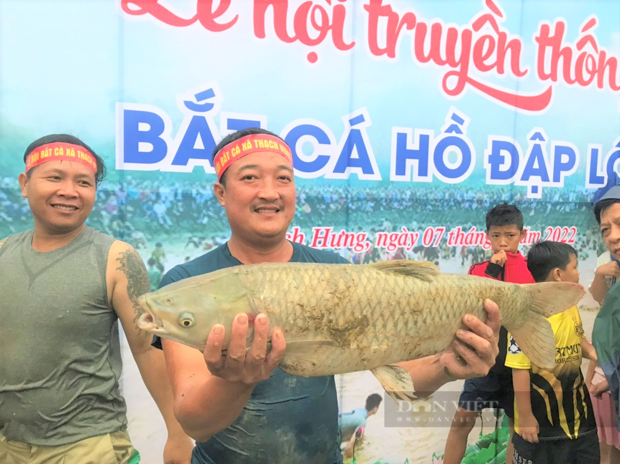 Hà Tĩnh: Hàng nghìn người dân reo hò, lội bùn tham gia Lễ hội bắt cá truyền thống xã Thạch Hưng - Ảnh 11.