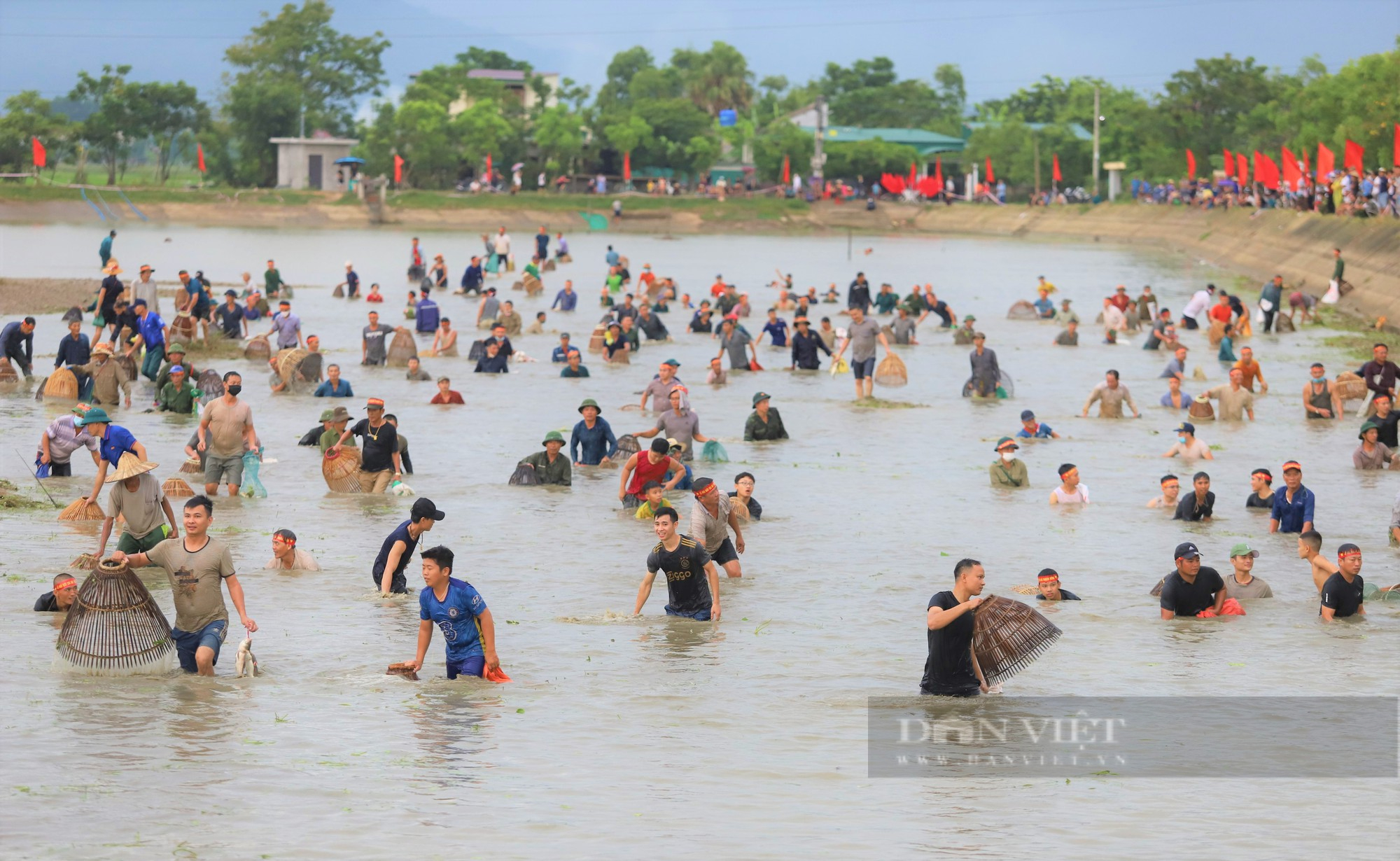 Hà Tĩnh: Hàng nghìn người dân reo hò, lội bùn tham gia Lễ hội bắt cá truyền thống xã Thạch Hưng - Ảnh 2.