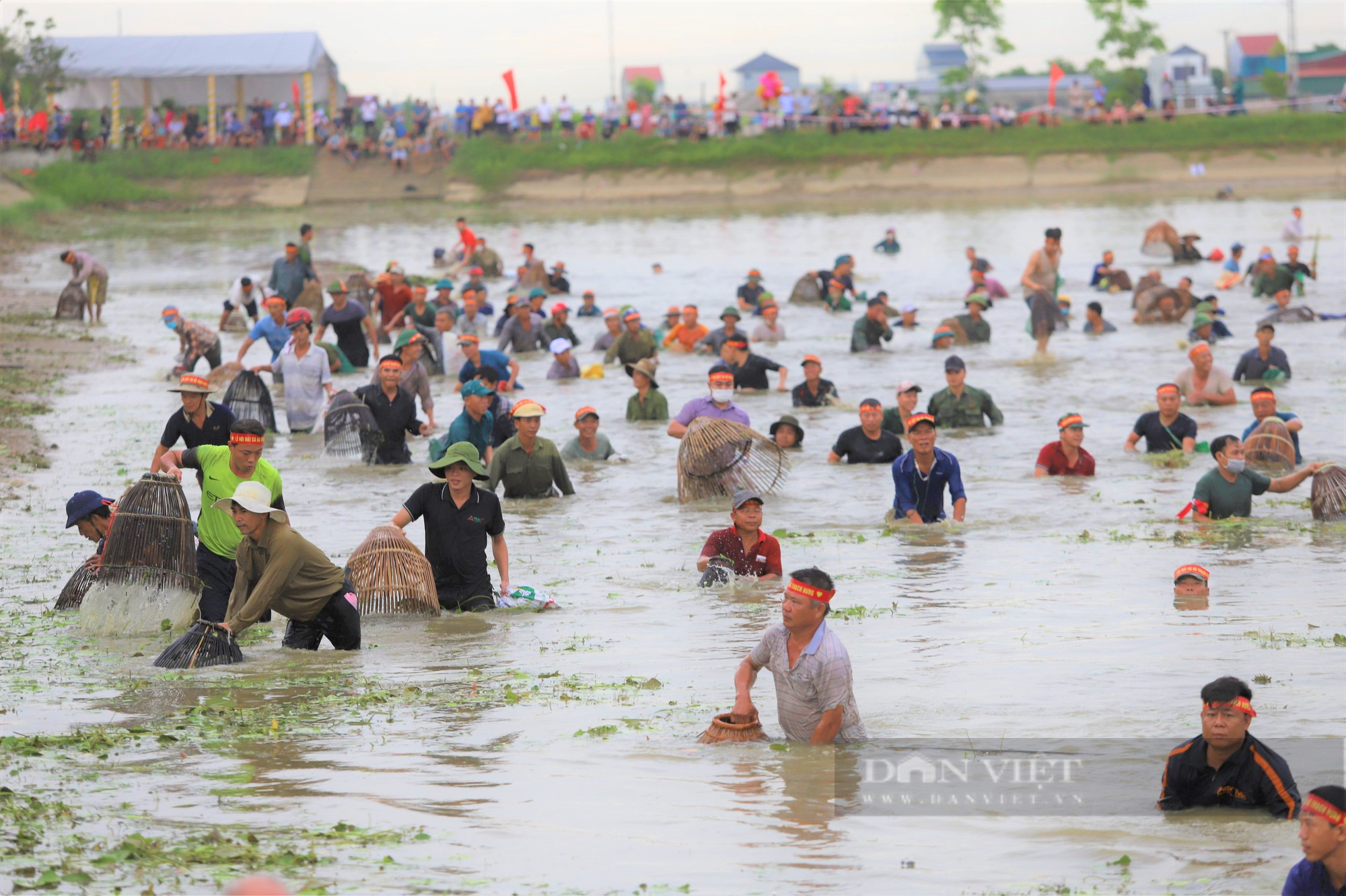 Hà Tĩnh: Hàng nghìn người dân reo hò, lội bùn tham gia Lễ hội bắt cá truyền thống xã Thạch Hưng - Ảnh 5.
