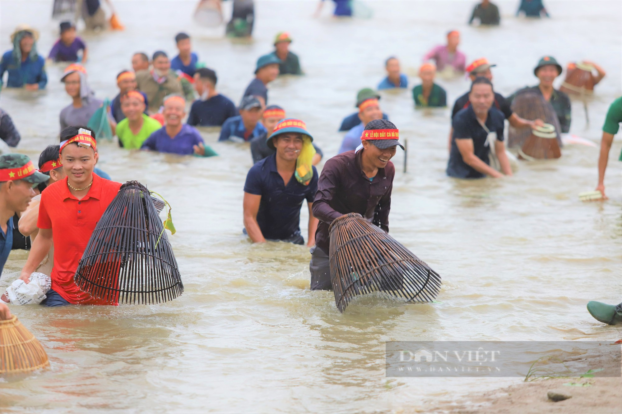 Hà Tĩnh: Hàng nghìn người dân reo hò, lội bùn tham gia Lễ hội bắt cá truyền thống xã Thạch Hưng - Ảnh 8.