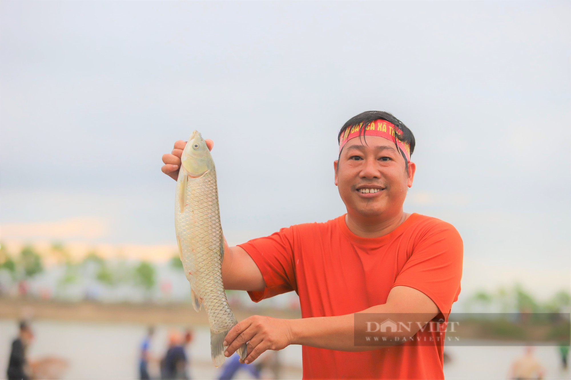 Hà Tĩnh: Hàng nghìn người dân reo hò, lội bùn tham gia Lễ hội bắt cá truyền thống xã Thạch Hưng - Ảnh 10.