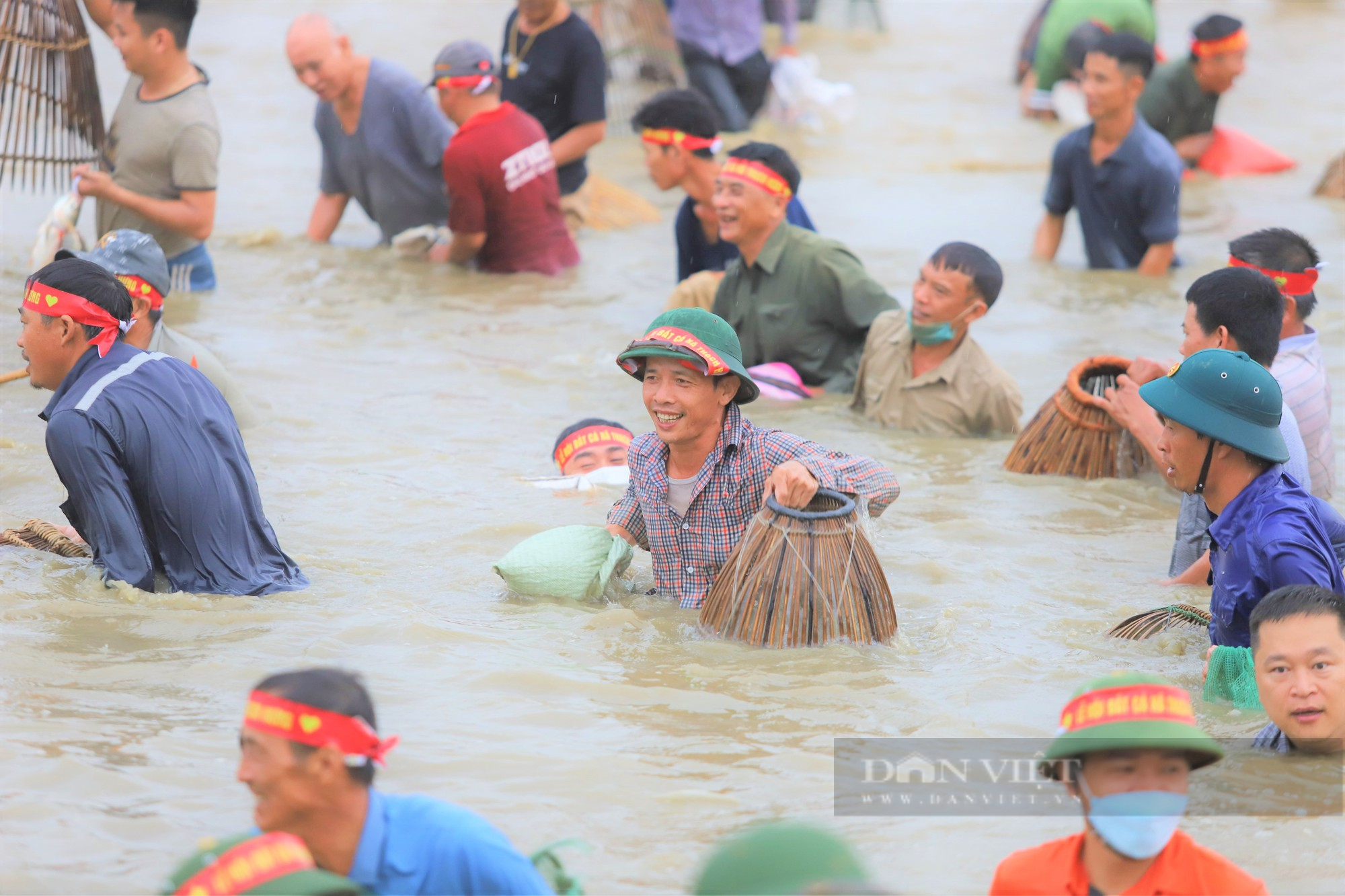 Hà Tĩnh: Hàng nghìn người dân reo hò, lội bùn tham gia Lễ hội bắt cá truyền thống xã Thạch Hưng - Ảnh 4.
