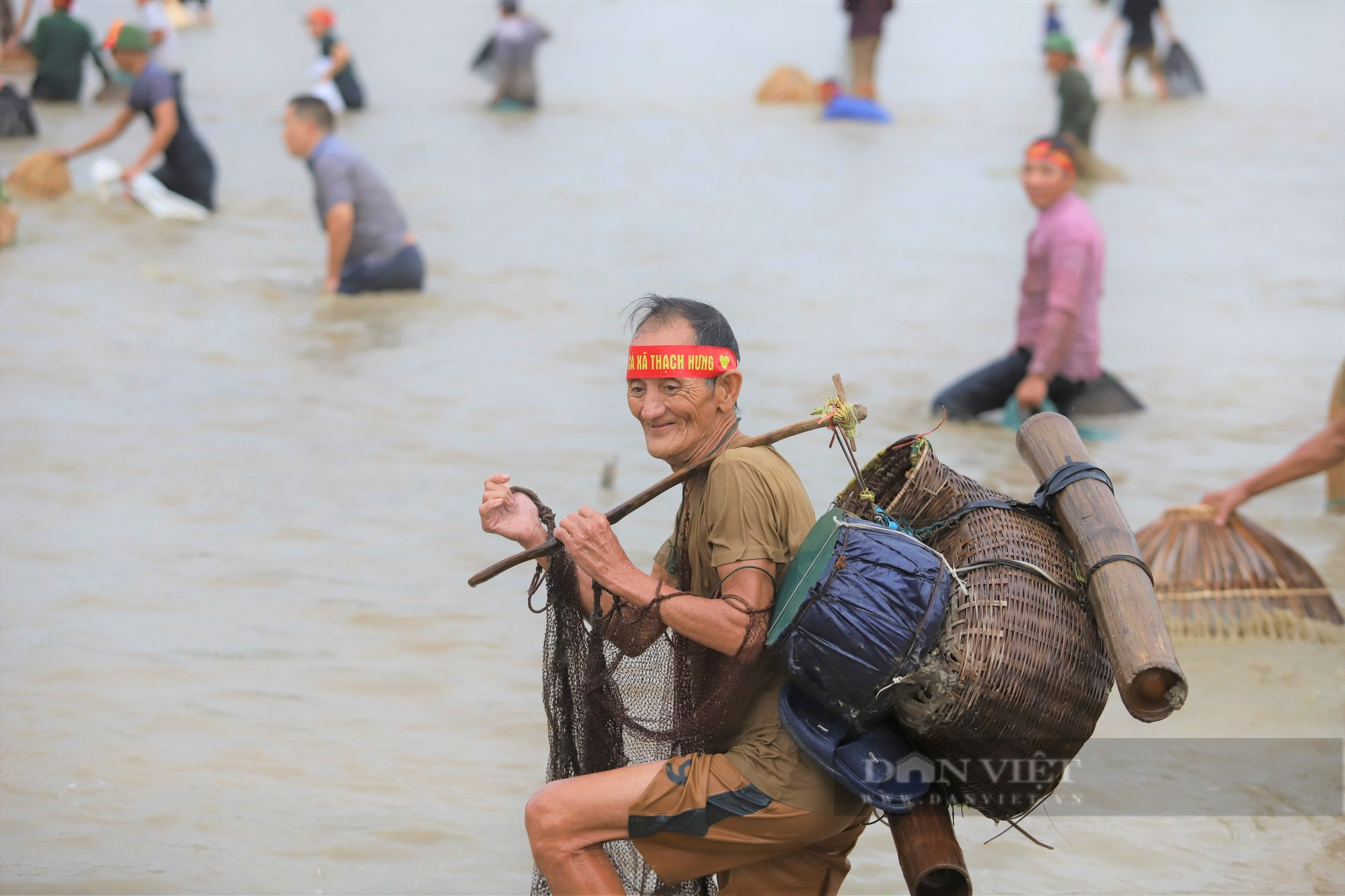 Hà Tĩnh: Hàng nghìn người dân reo hò, lội bùn tham gia Lễ hội bắt cá truyền thống xã Thạch Hưng - Ảnh 9.