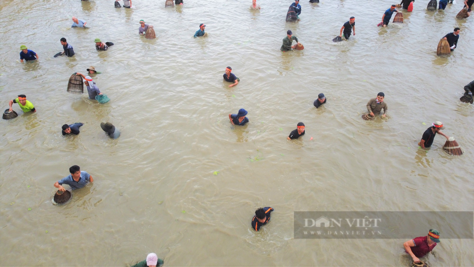 Hà Tĩnh: Hàng nghìn người dân reo hò, lội bùn tham gia Lễ hội bắt cá truyền thống xã Thạch Hưng - Ảnh 6.