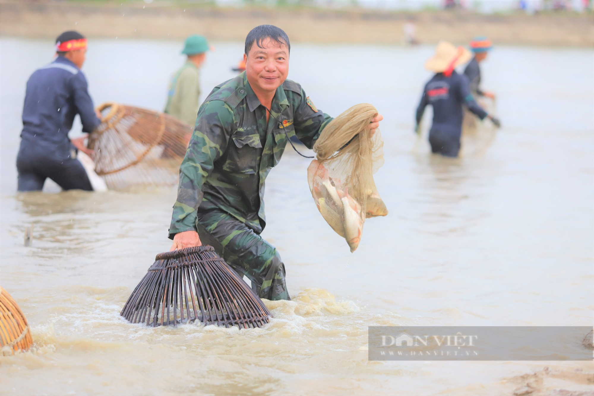 Hà Tĩnh: Hàng nghìn người dân reo hò, lội bùn tham gia Lễ hội bắt cá truyền thống xã Thạch Hưng - Ảnh 3.