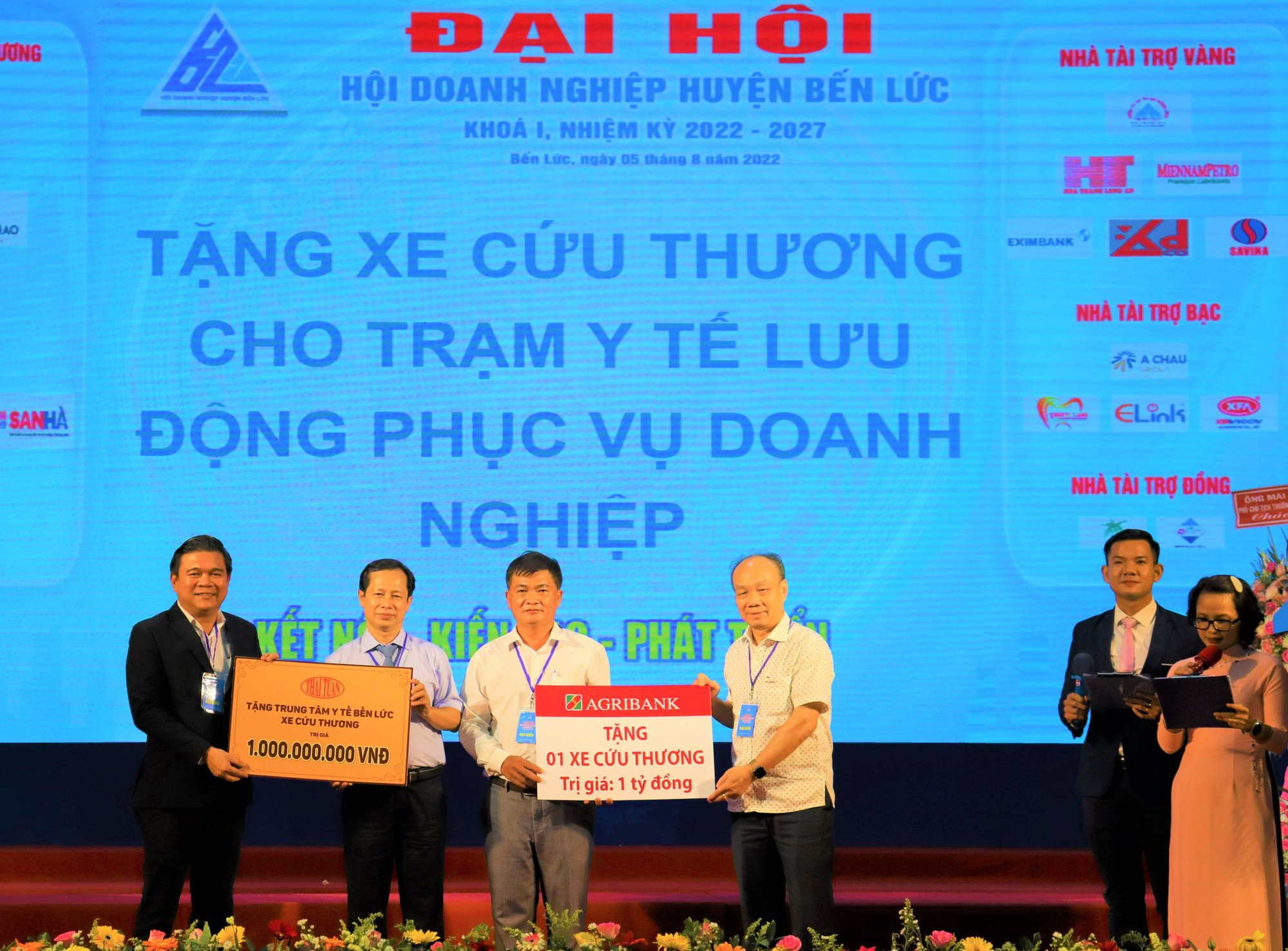 Agribank trao tặng xe cứu thương 1 tỷ đồng cho huyện Bến Lức, tỉnh Long An - Ảnh 1.