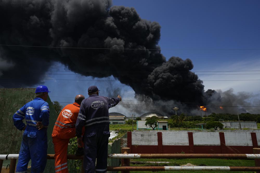 Cuba: Chưa tìm thấy 17 lính cứu hỏa mất tích trong vụ nổ khủng khiếp ở kho dầu - Ảnh 2.