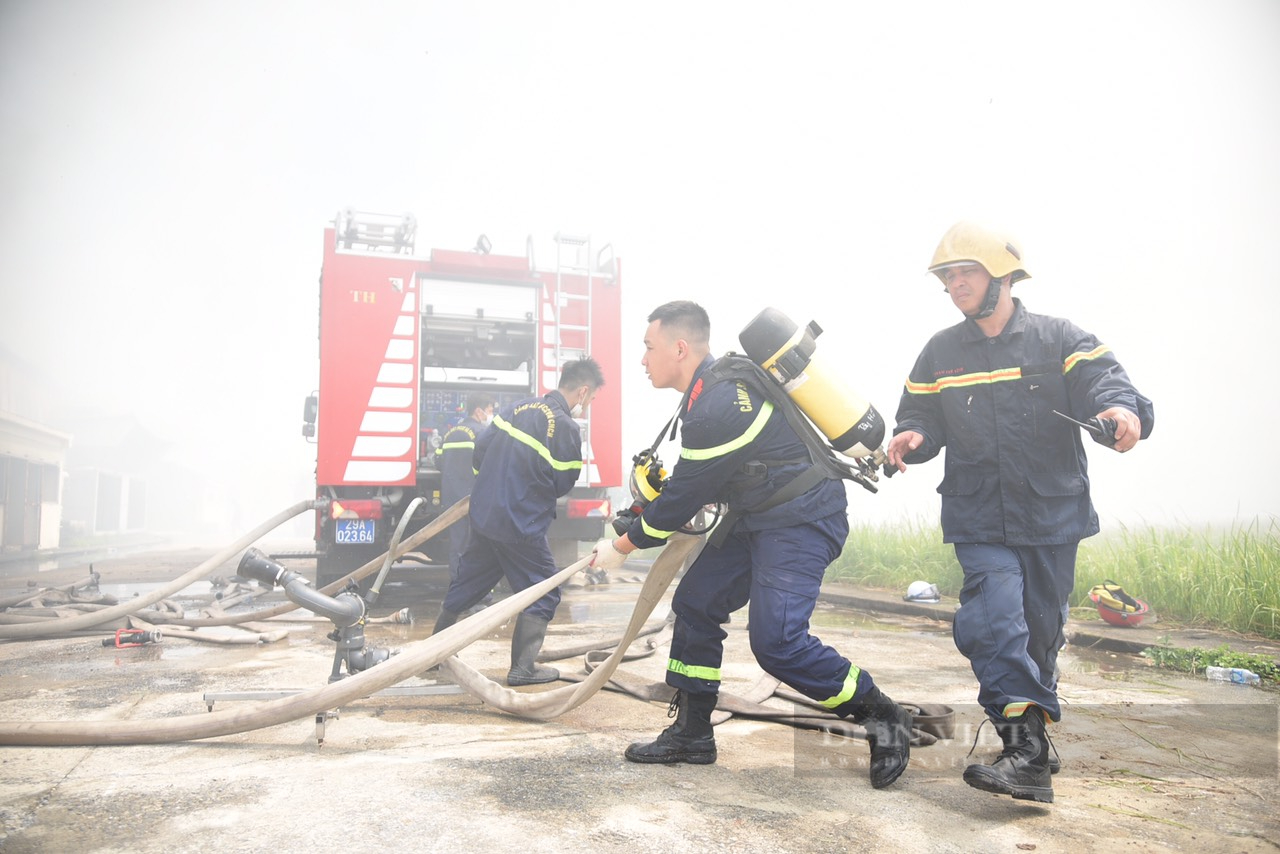 Huy động 30 xe chữa cháy tại KCN Quang Minh, lính cứu hỏa mệt nhoài - Ảnh 4.