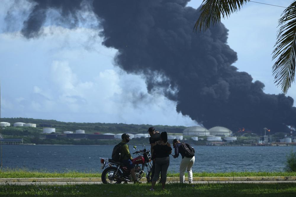 Cuba: Chưa tìm thấy 17 lính cứu hỏa mất tích trong vụ nổ khủng khiếp ở kho dầu - Ảnh 4.