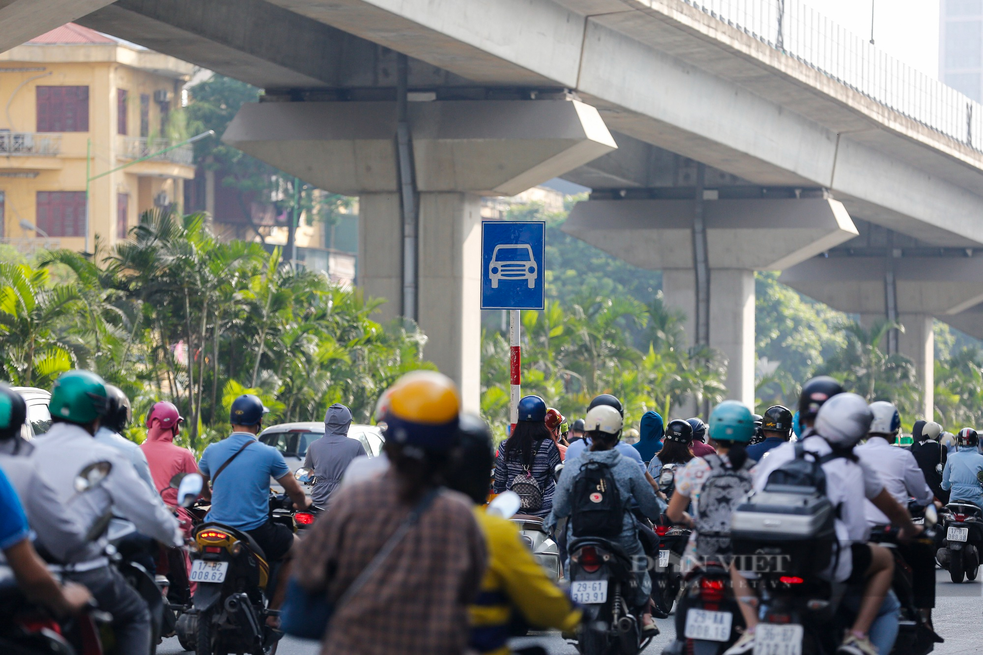 Hà Nội: Bất ngờ hiệu quả thí điểm phân làn đường Nguyễn Trãi trong giờ cao điểm  - Ảnh 4.