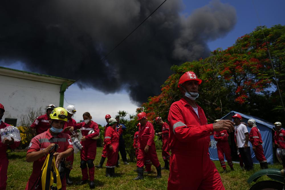 Cuba: Chưa tìm thấy 17 lính cứu hỏa mất tích trong vụ nổ khủng khiếp ở kho dầu - Ảnh 6.