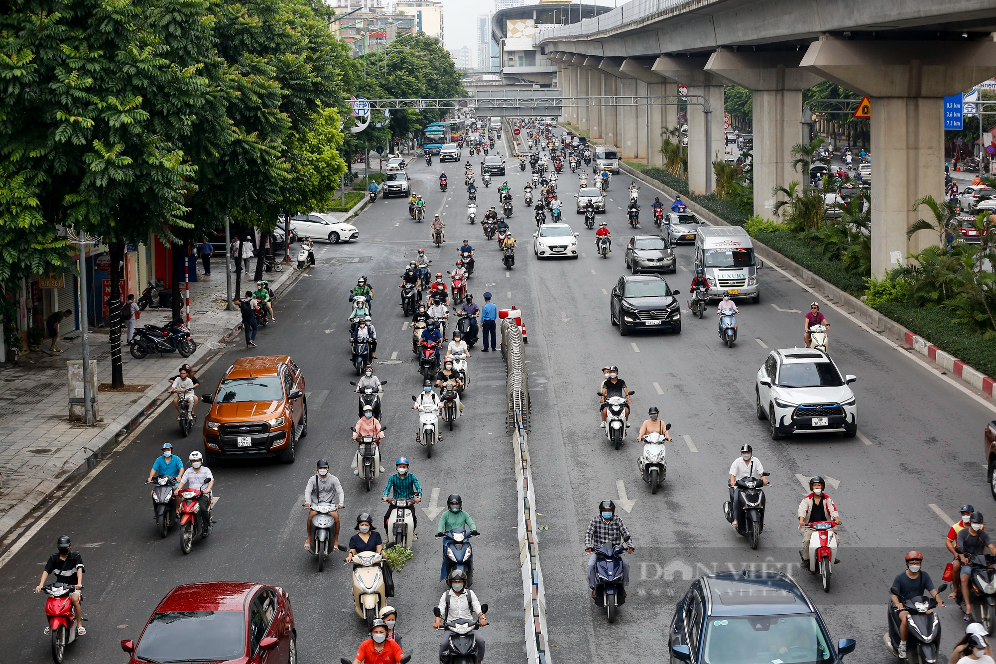 Hà Nội kéo dài thời gian phân làn ô tô xe máy trê đường Nguyễn Trãi - Ảnh 2.