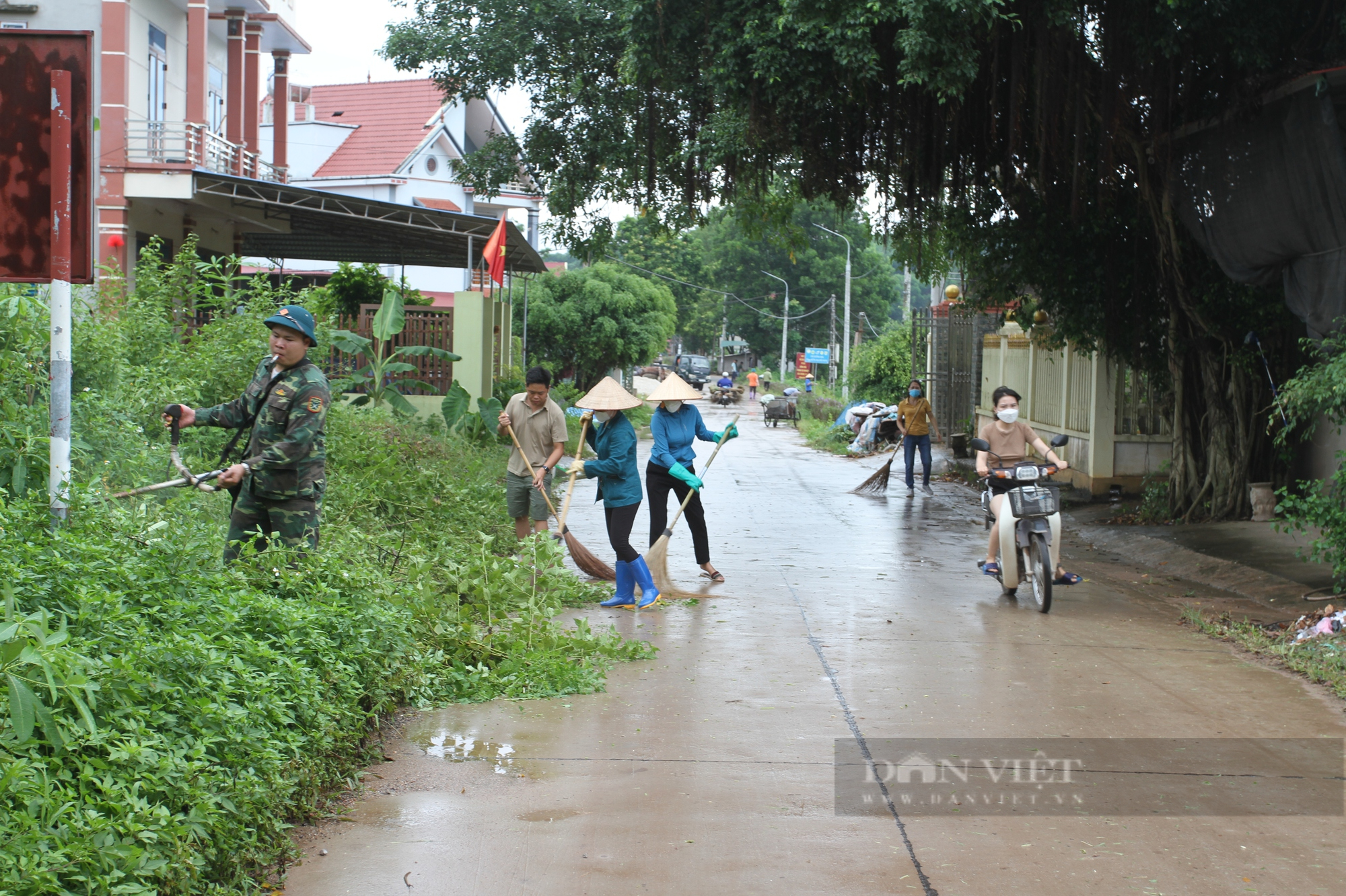 Thái Nguyên: 1000 người dân đồng loạt ra quân làm sạch đường làng ngõ xóm - Ảnh 2.