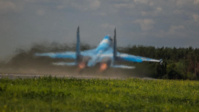Ukraine tiết lộ loại máy bay có thể &quot;song kiếm hợp bích&quot; với HIMARS để giành lại lãnh thổ từ tay Nga - Ảnh 1.