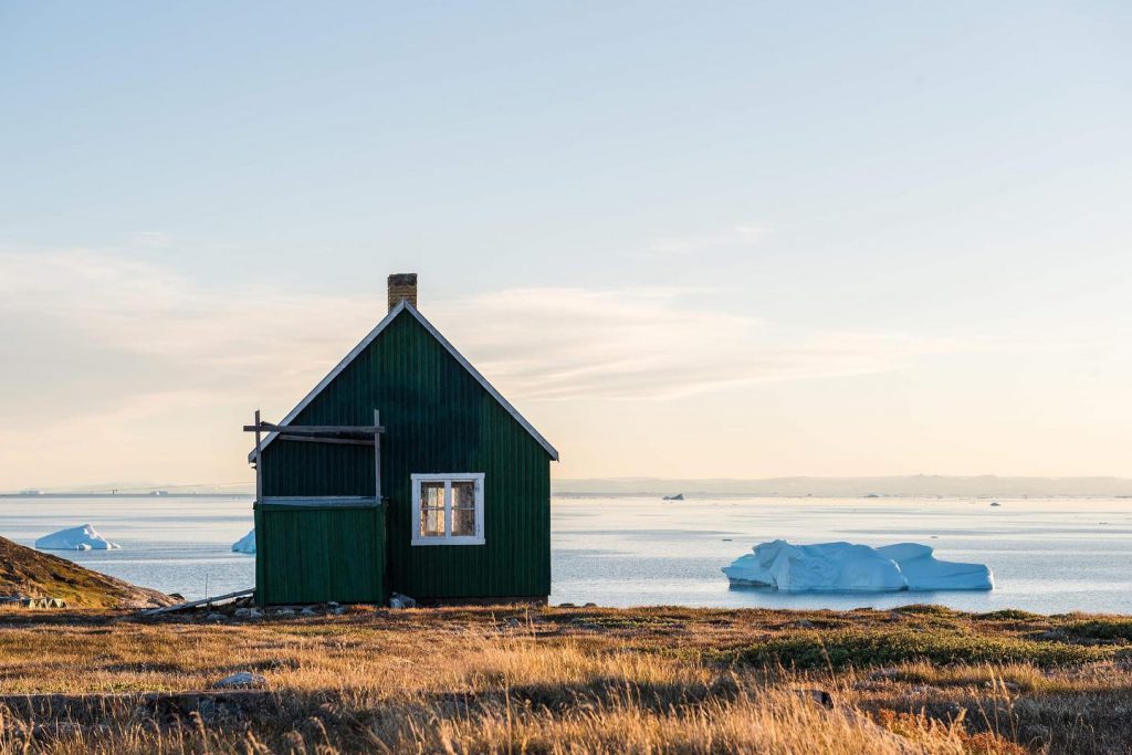 Kỳ lạ nhà hàng hẻo lánh nhất trên thế giới trên đảo Greenland, nơi chỉ có 53 người sinh sống - Ảnh 3.