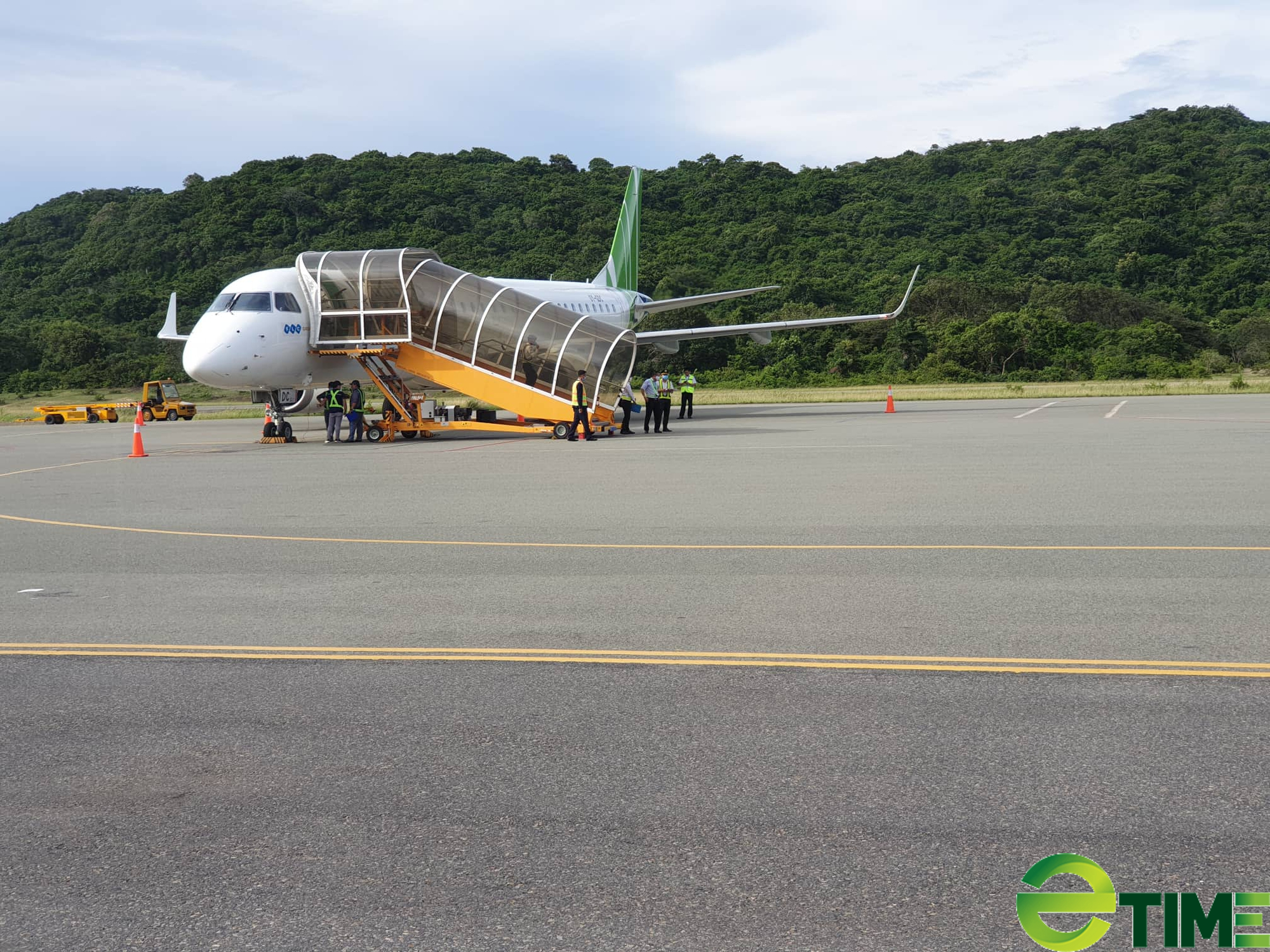 Sân bay Côn Đảo tạm đóng cửa, khai thác chuyến bay trực thăng phục vụ người dân - Ảnh 1.