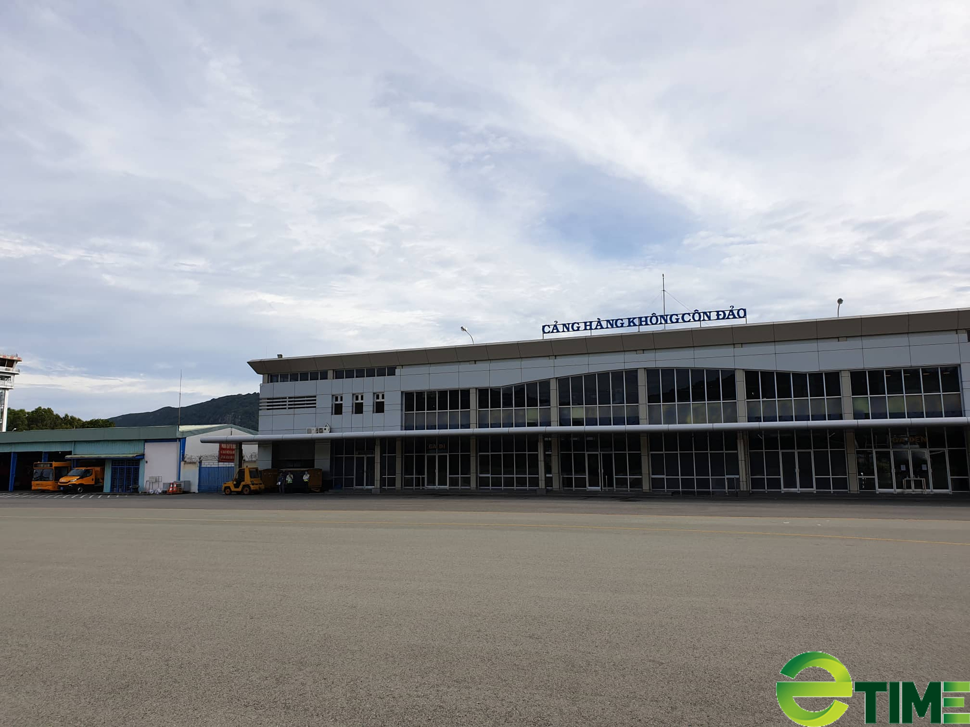 Sân bay Côn Đảo tạm đóng cửa, khai thác chuyến bay trực thăng phục vụ người dân - Ảnh 2.
