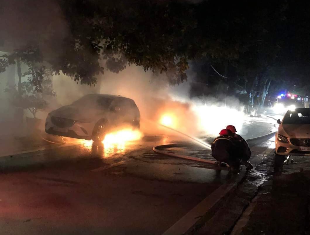 Lào Cai: 2 xe ô tô cháy rụi trong đêm - Ảnh 2.