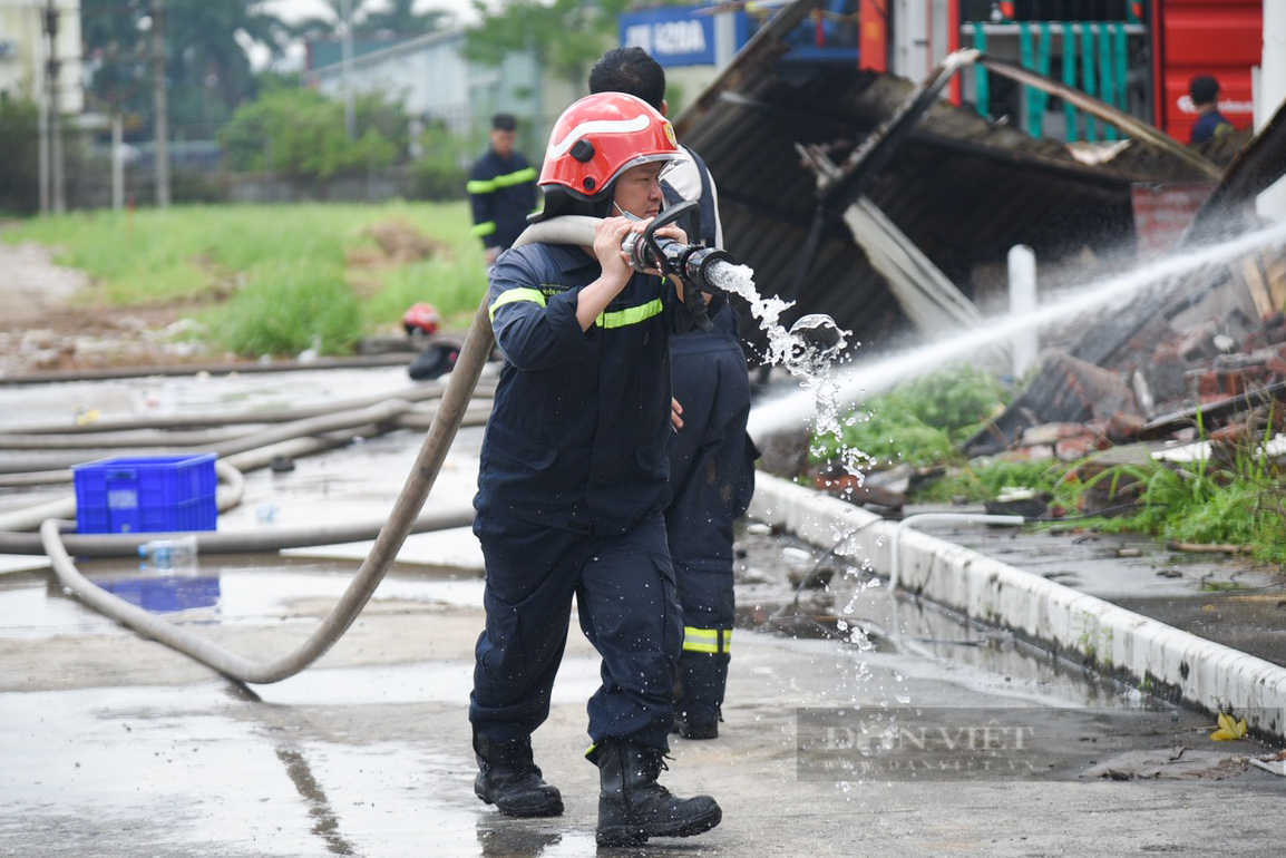 Hiện trường cháy lớn tại Khu công nghiệp Quang Minh Hà Nội - Ảnh 9.