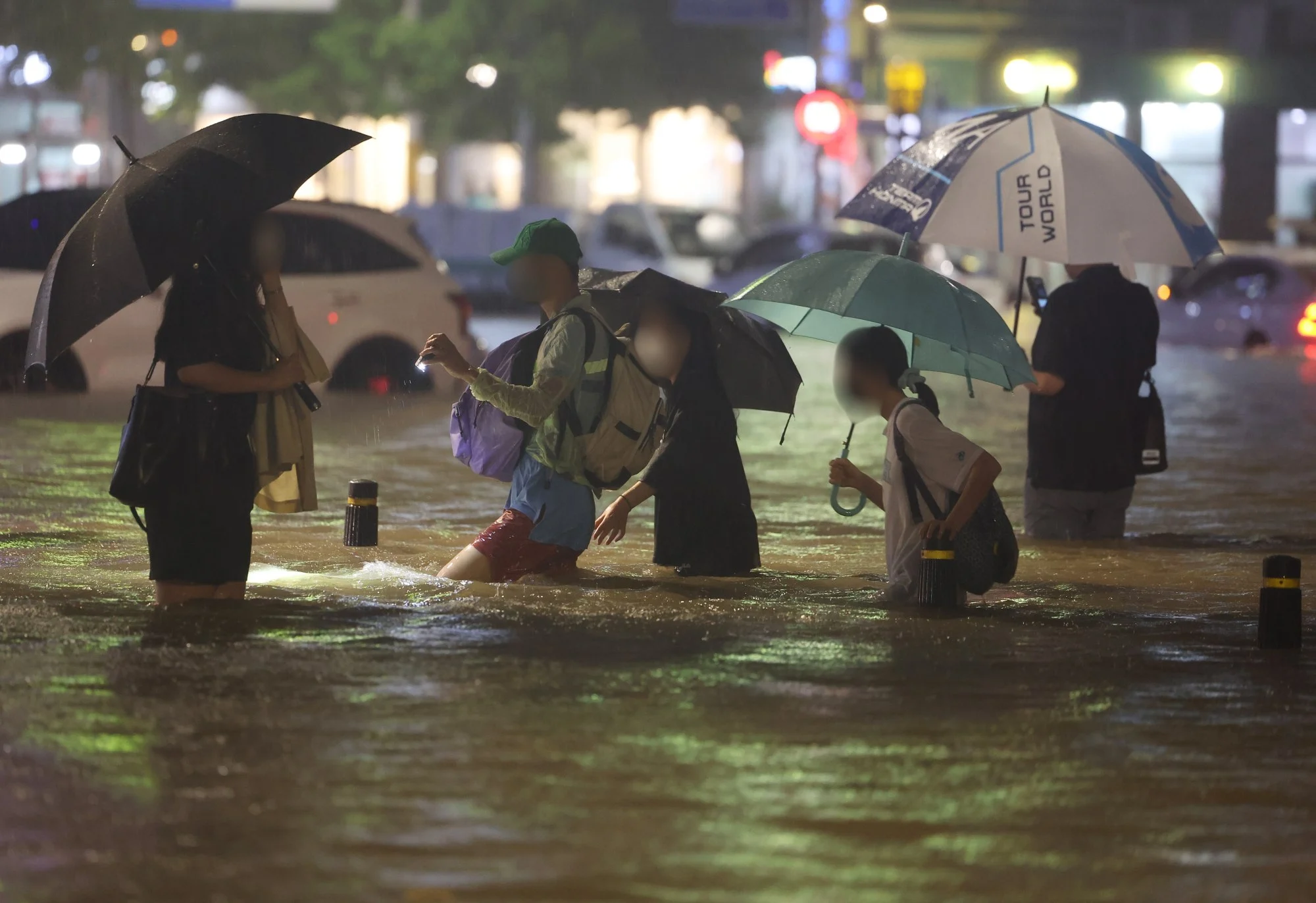 Chùm ảnh mưa lớn kỷ lục khiến Seoul chìm trong biển nước, nhiều người chết, mất tích - Ảnh 7.