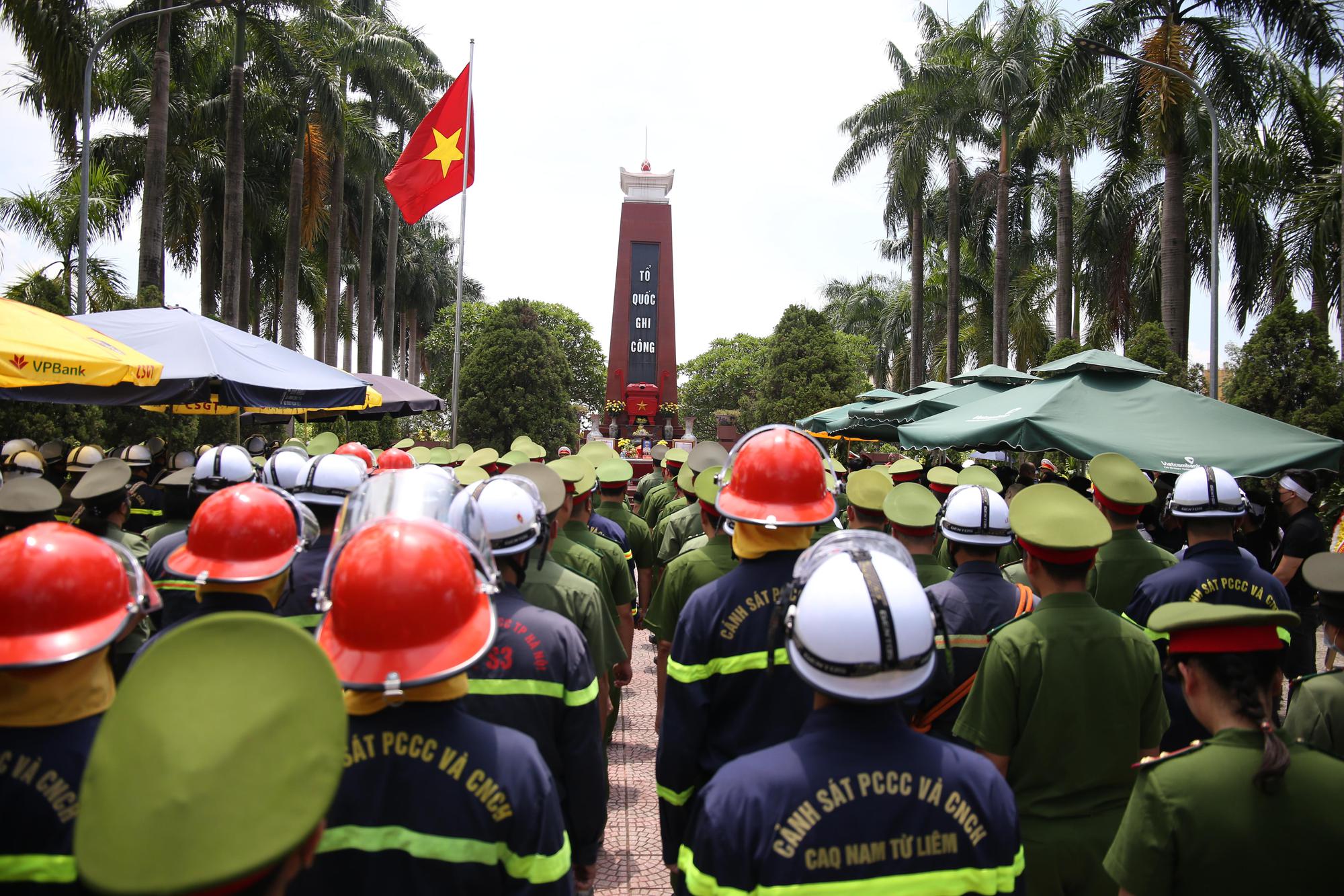 Xúc động lễ tiễn đưa Liệt sĩ Đặng Anh Quân về với đất mẹ - Ảnh 12.