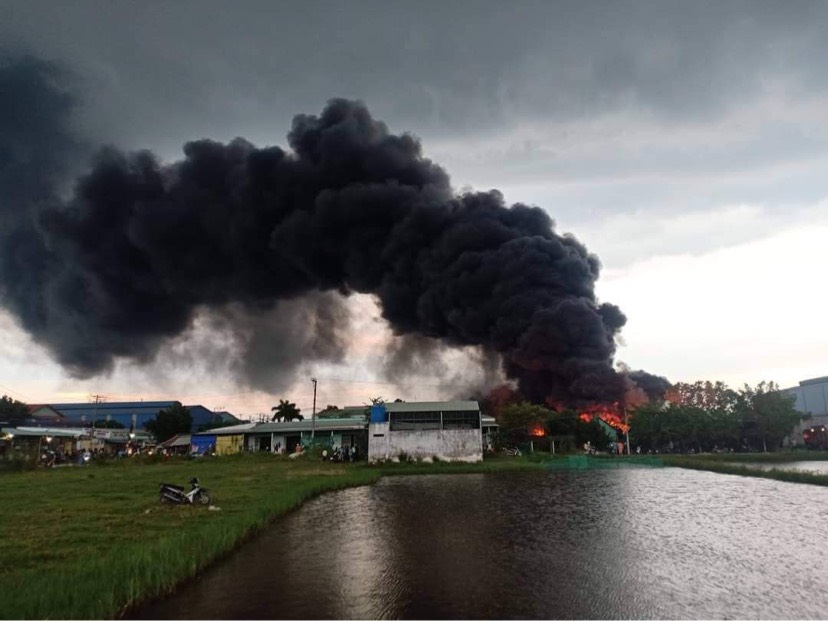 Cháy lớn công ty sản xuất keo ở Long An: Đám cháy chưa được khống chế, chưa rõ công nhân còn trong hay không - Ảnh 4.