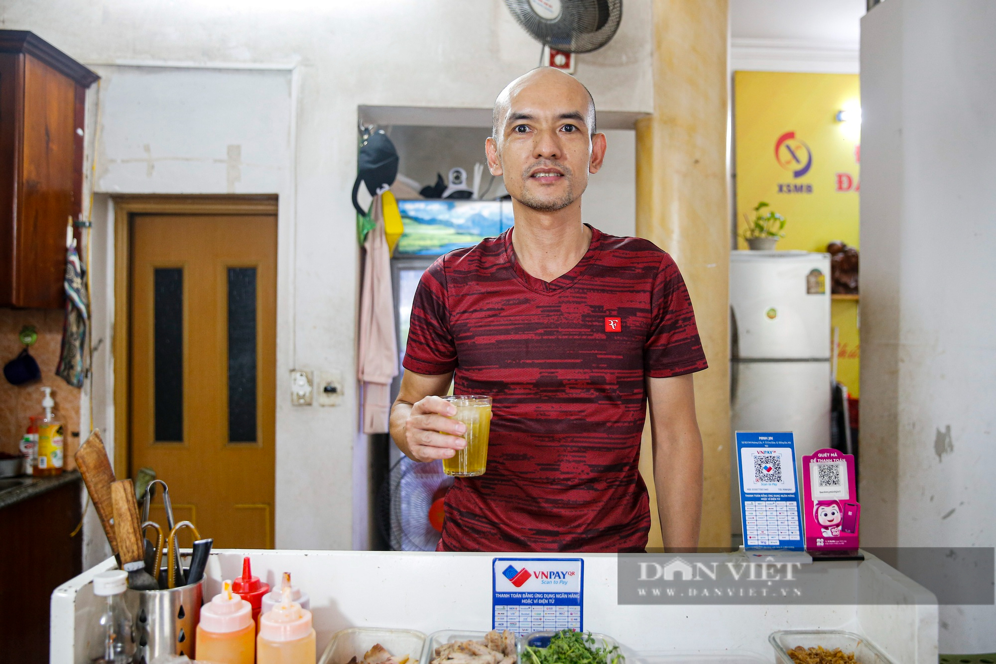 Người Hà Nội uống trà đá 3000 đồng nhưng trả tiền kiểu công nghệ 4.0 - Ảnh 1.