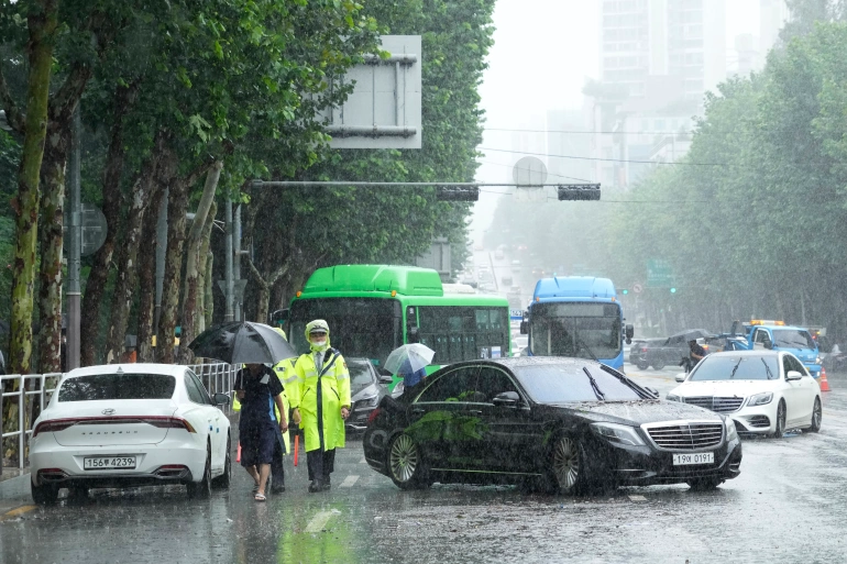 Chùm ảnh mưa lớn kỷ lục khiến Seoul chìm trong biển nước, nhiều người chết, mất tích - Ảnh 9.