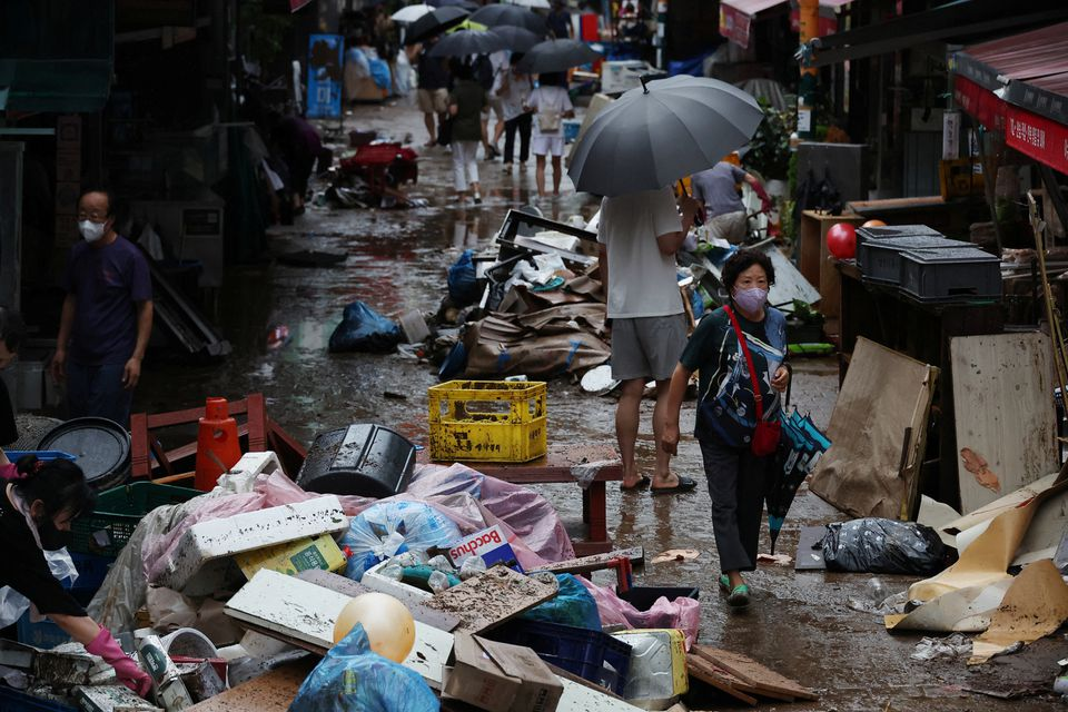 Chùm ảnh mưa lớn kỷ lục khiến Seoul chìm trong biển nước, nhiều người chết, mất tích - Ảnh 10.