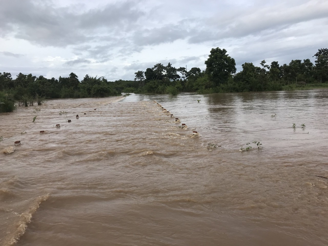 Cứu hộ 11 người bị nước lũ chia cắt ở làng Thanh niên lập nghiệp vùng biên Ea Súp - Ảnh 1.