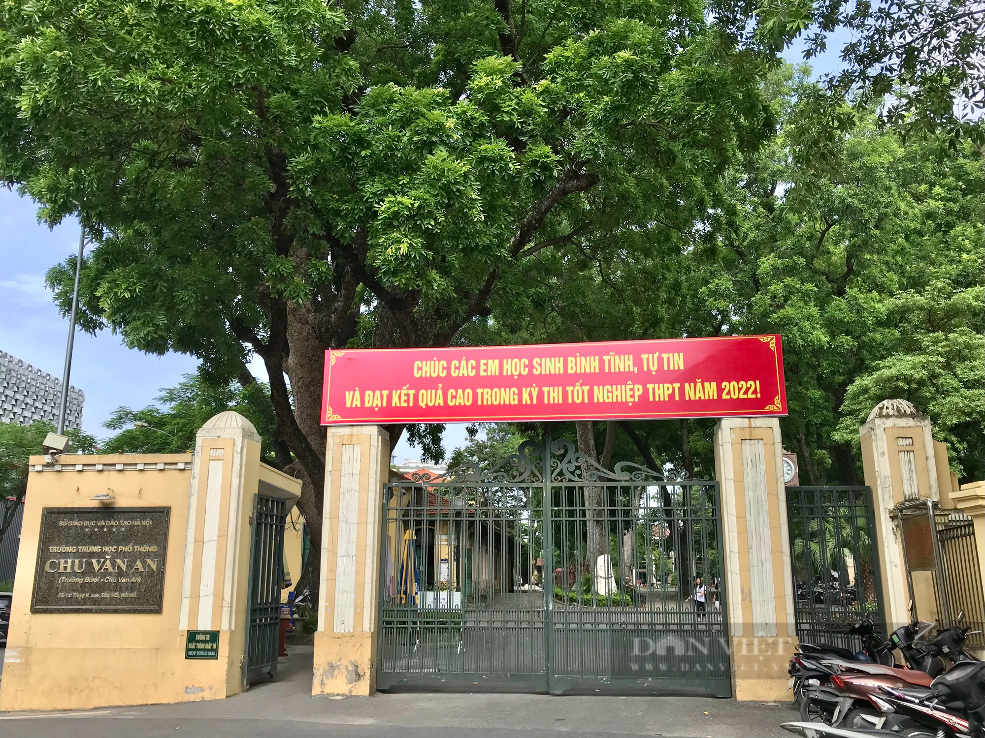 Chiêm ngưỡng thư viện cổ hơn 100 năm tuổi tại ngôi trường chuyên nổi tiếng ở Hà Nội - Ảnh 2.