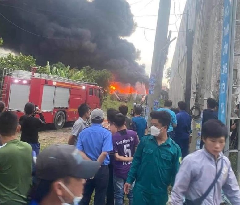 Cháy lớn công ty sản xuất keo ở Long An: Đám cháy chưa được khống chế, chưa rõ công nhân còn trong hay không - Ảnh 3.