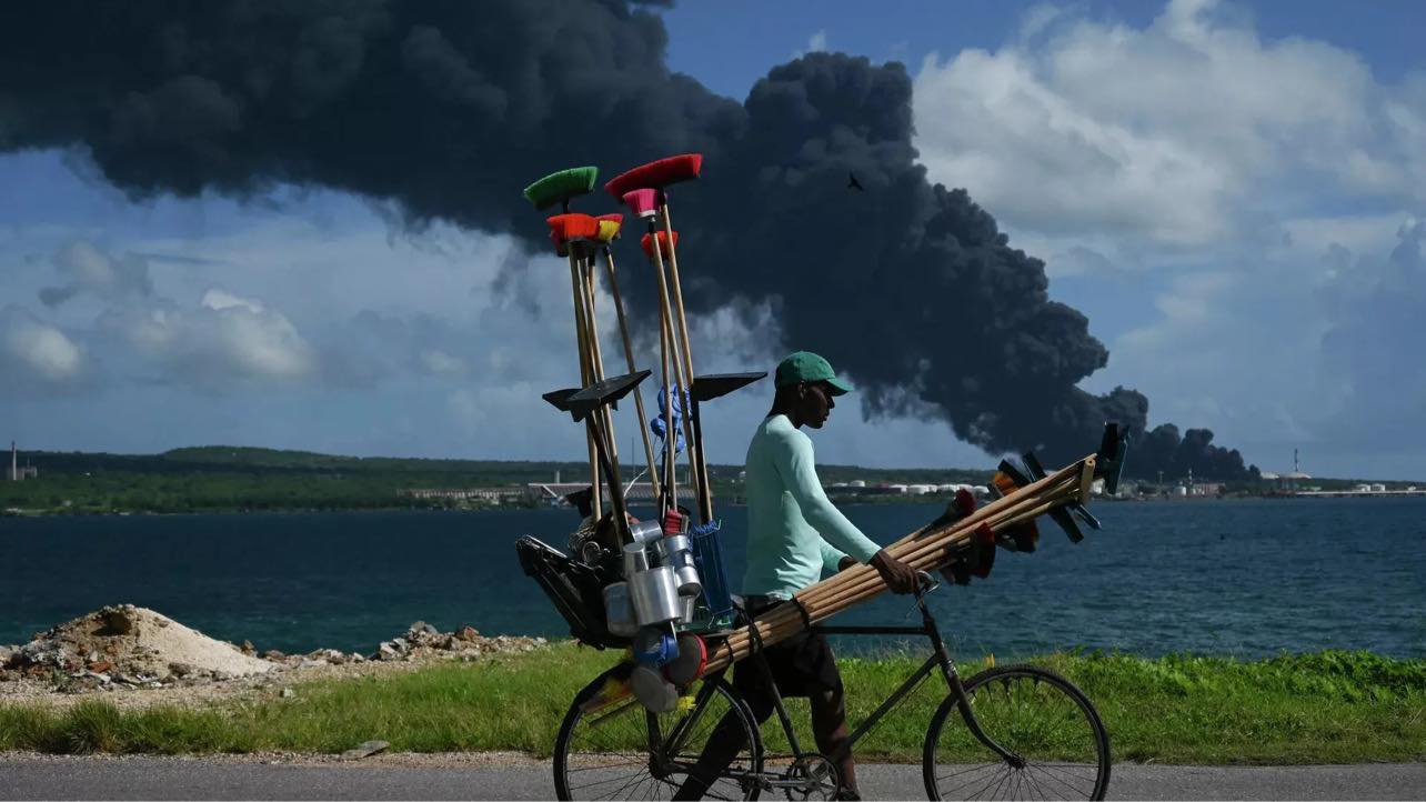 Bồn chứa dầu thứ tư ở cảng Cuba bốc cháy - Ảnh 1.
