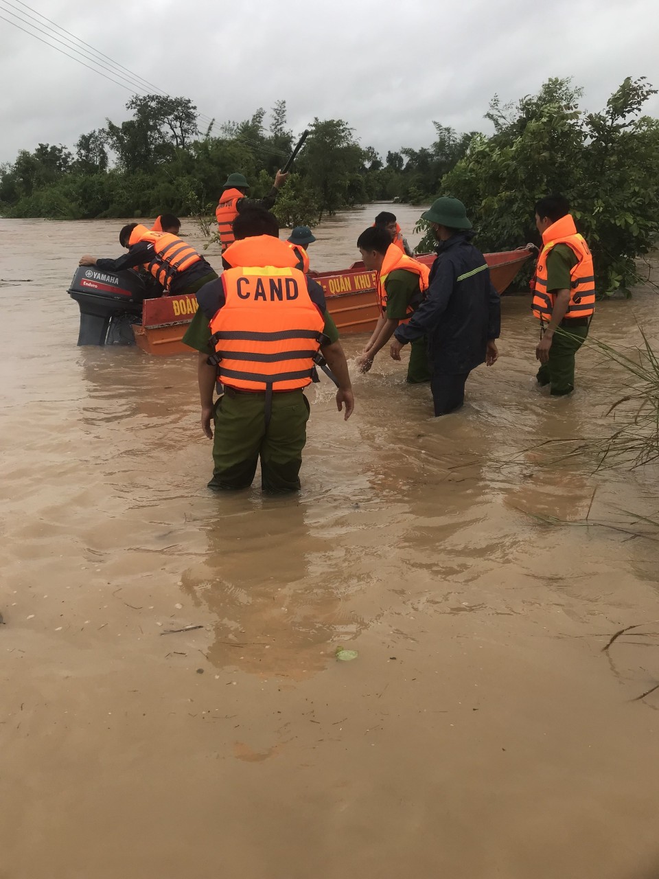 Cứu hộ 11 người bị nước lũ chia cắt ở làng Thanh niên lập nghiệp vùng biên Ea Súp - Ảnh 4.