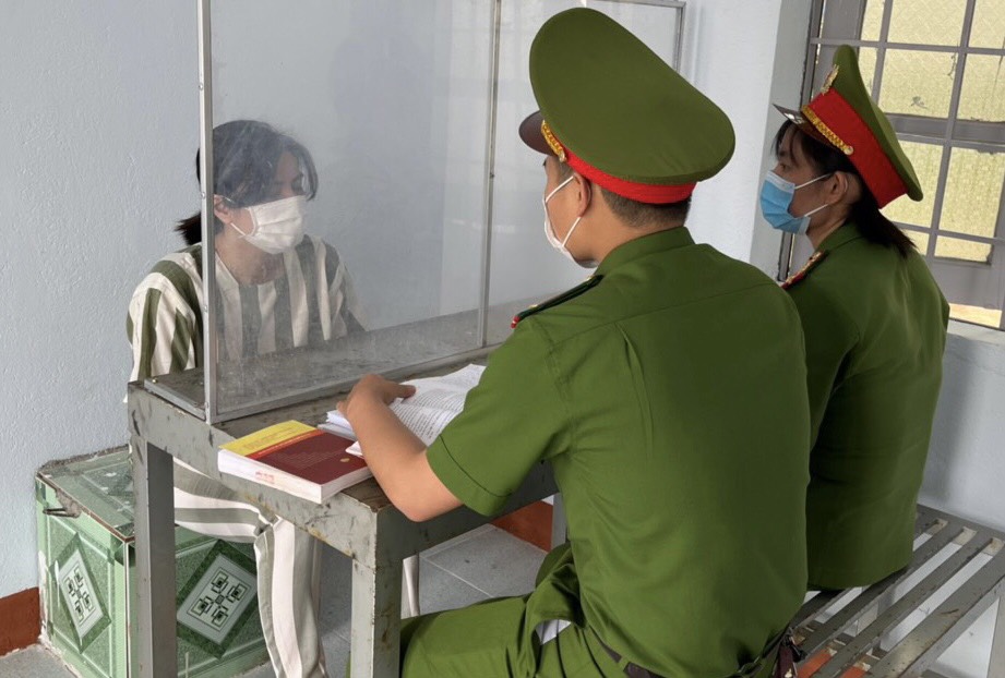 Bắt giữ hai phụ nữ lừa đảo nhiều chủ tiệm vàng ở Đắk Nông, Đồng Nai, TP.HCM - Ảnh 1.