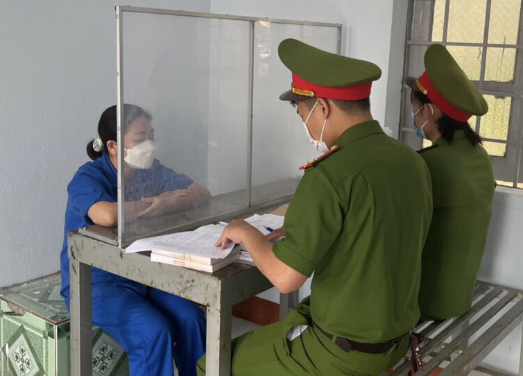 Bắt giữ hai phụ nữ lừa đảo nhiều chủ tiệm vàng ở Đắk Nông, Đồng Nai, TP.HCM - Ảnh 2.