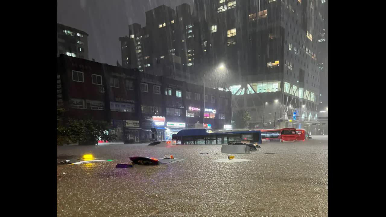 Chùm ảnh mưa lớn kỷ lục khiến Seoul chìm trong biển nước, nhiều người chết, mất tích - Ảnh 2.