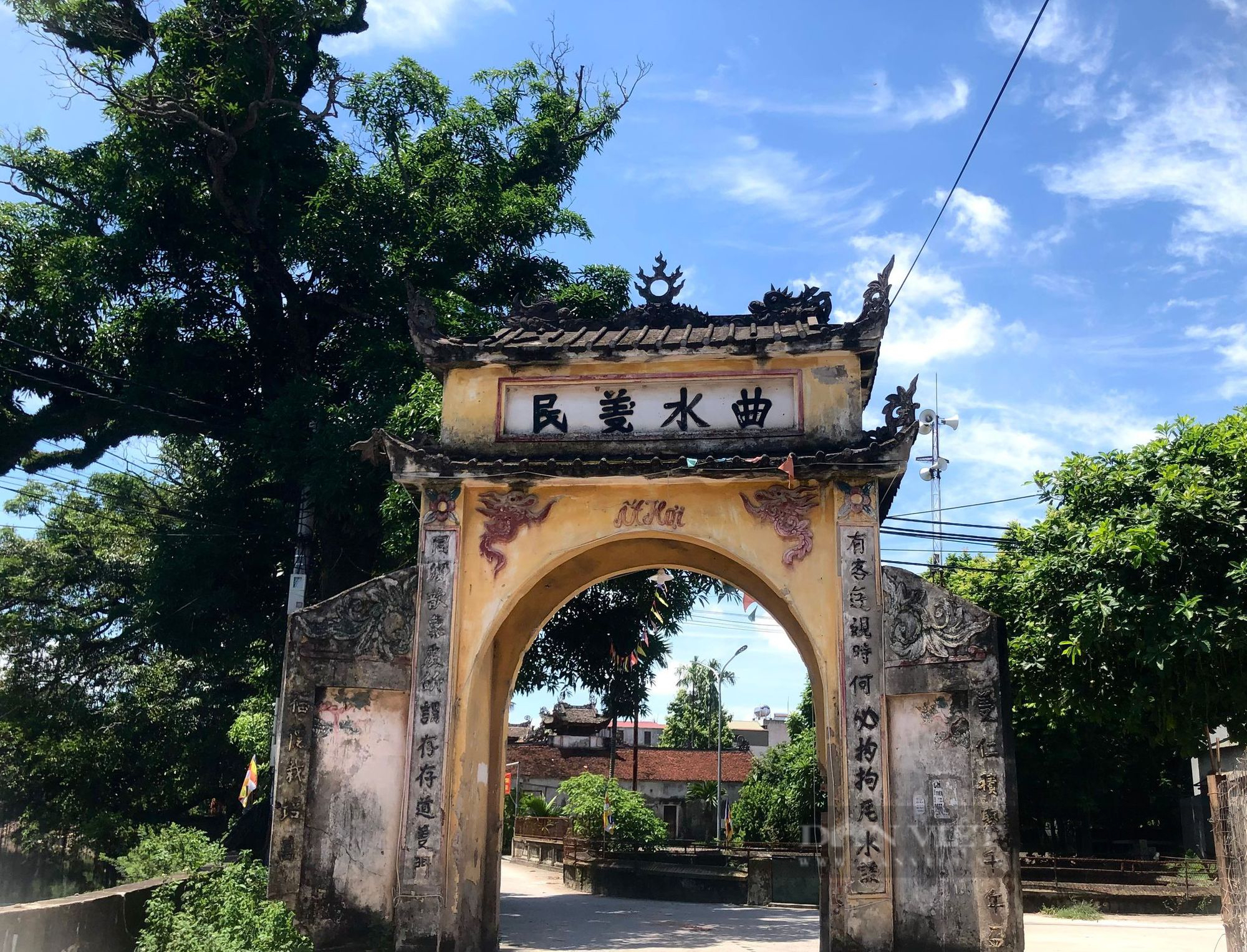 Độc đáo ngôi làng lưu giữ nhiều cổng cổ hàng trăm năm tuổi ở ngoại thành Hà Nội - Ảnh 2.