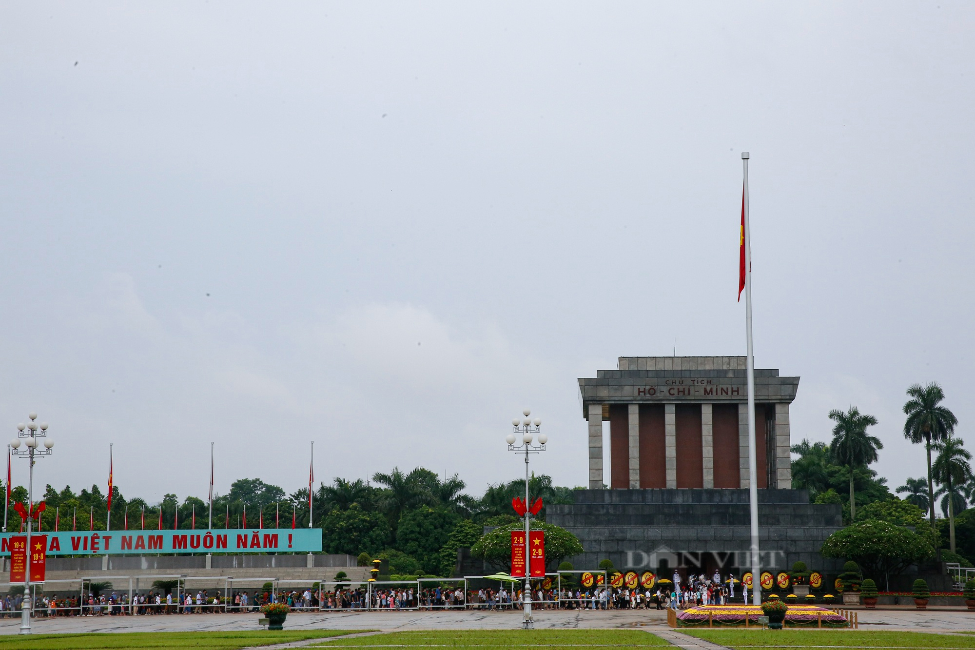Khu vui chơi tại Hà Nội vắng lặng, người dân xếp hàng dài vào Lăng viếng Chủ tịch Hồ Chí Minh - Ảnh 12.