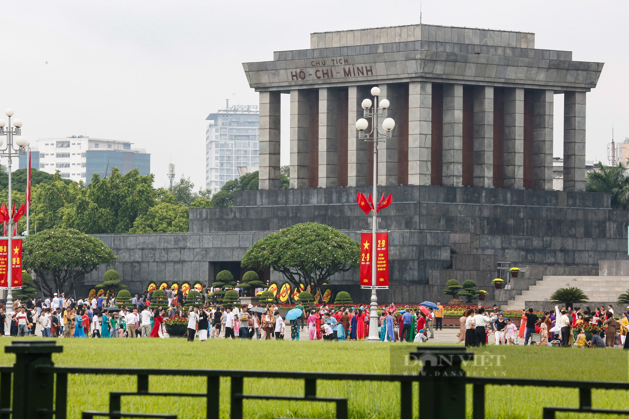 Khu vui chơi tại Hà Nội vắng lặng, người dân xếp hàng dài vào Lăng viếng Chủ tịch Hồ Chí Minh - Ảnh 13.