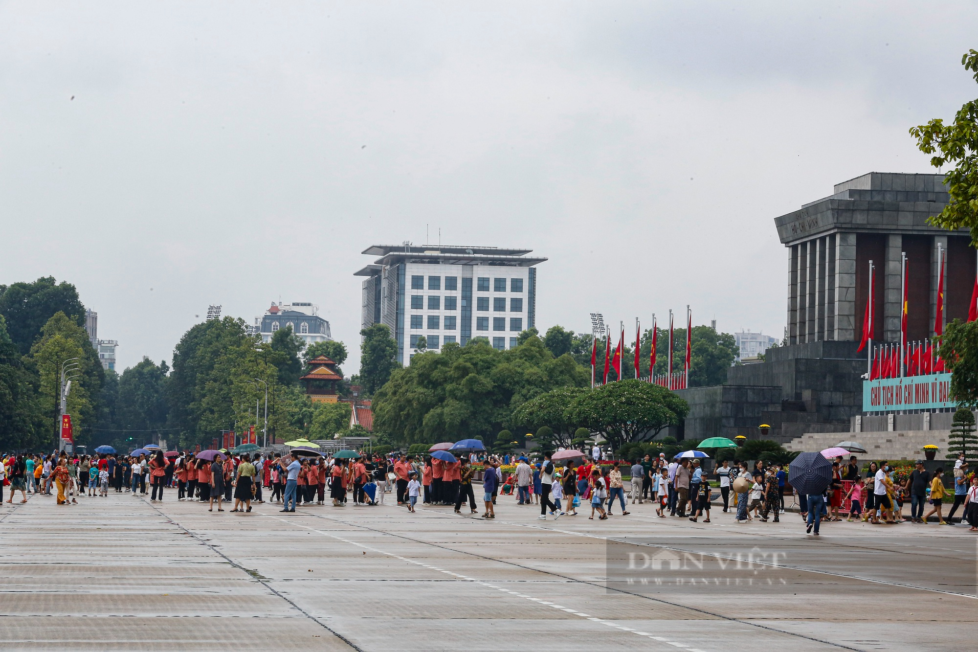 Khu vui chơi tại Hà Nội vắng lặng, người dân xếp hàng dài vào Lăng viếng Chủ tịch Hồ Chí Minh - Ảnh 14.