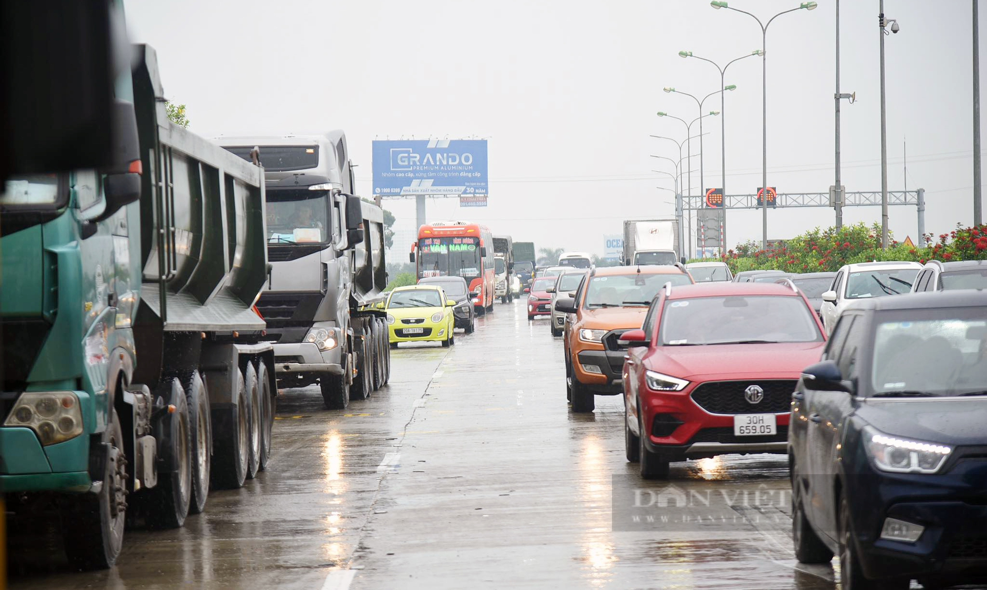 Hà Nội: Mưa lớn từ sáng sớm, đường về quê của người dân gặp khó khăn - Ảnh 4.